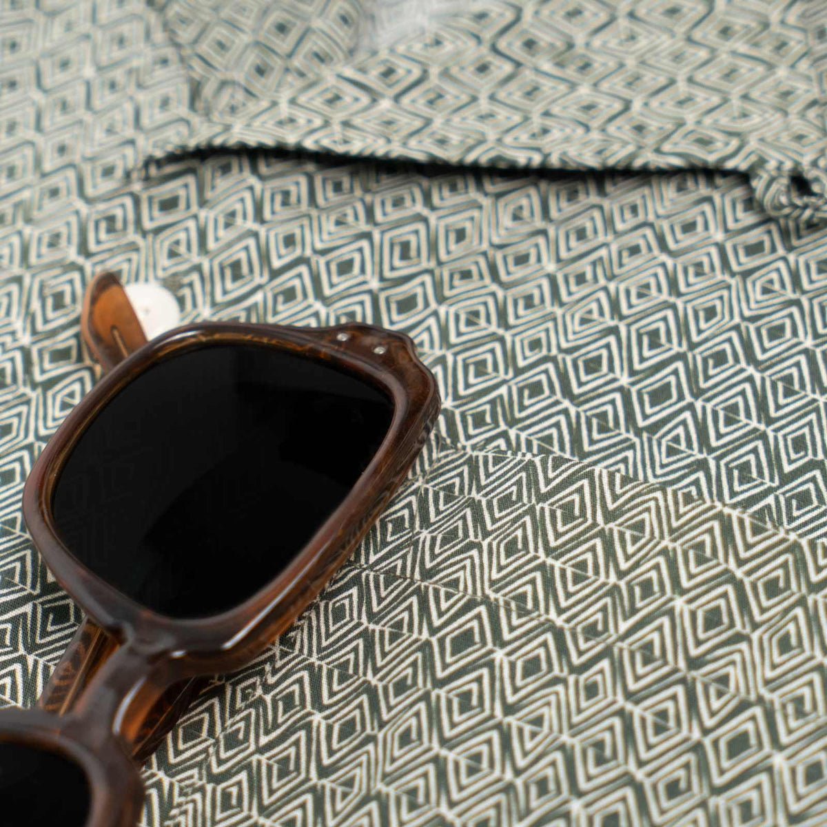 Camicia maniche corte - stampa geometrica fondo verde